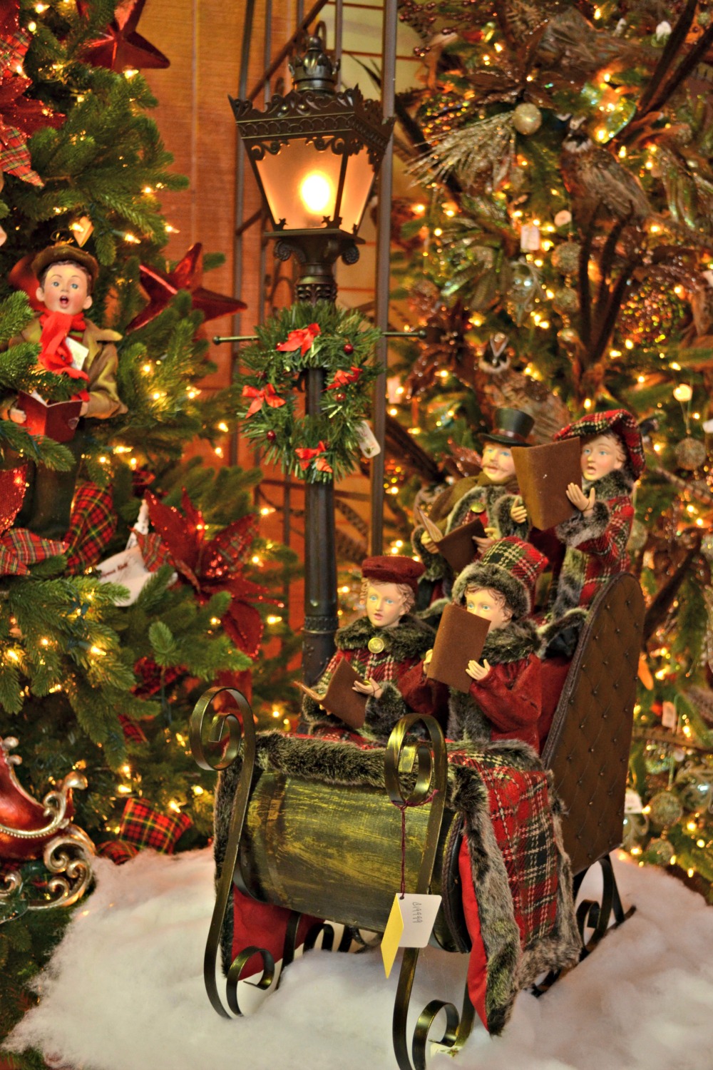 sleigh ride caroler lamp post