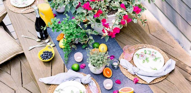 Wooden table with blue runner and citrus fruit décor